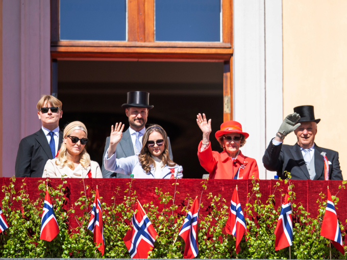 Kongefamilien hilser barnetoget i Oslo fra Slottsbalkongen. Foto: Annika Byrde / NTB